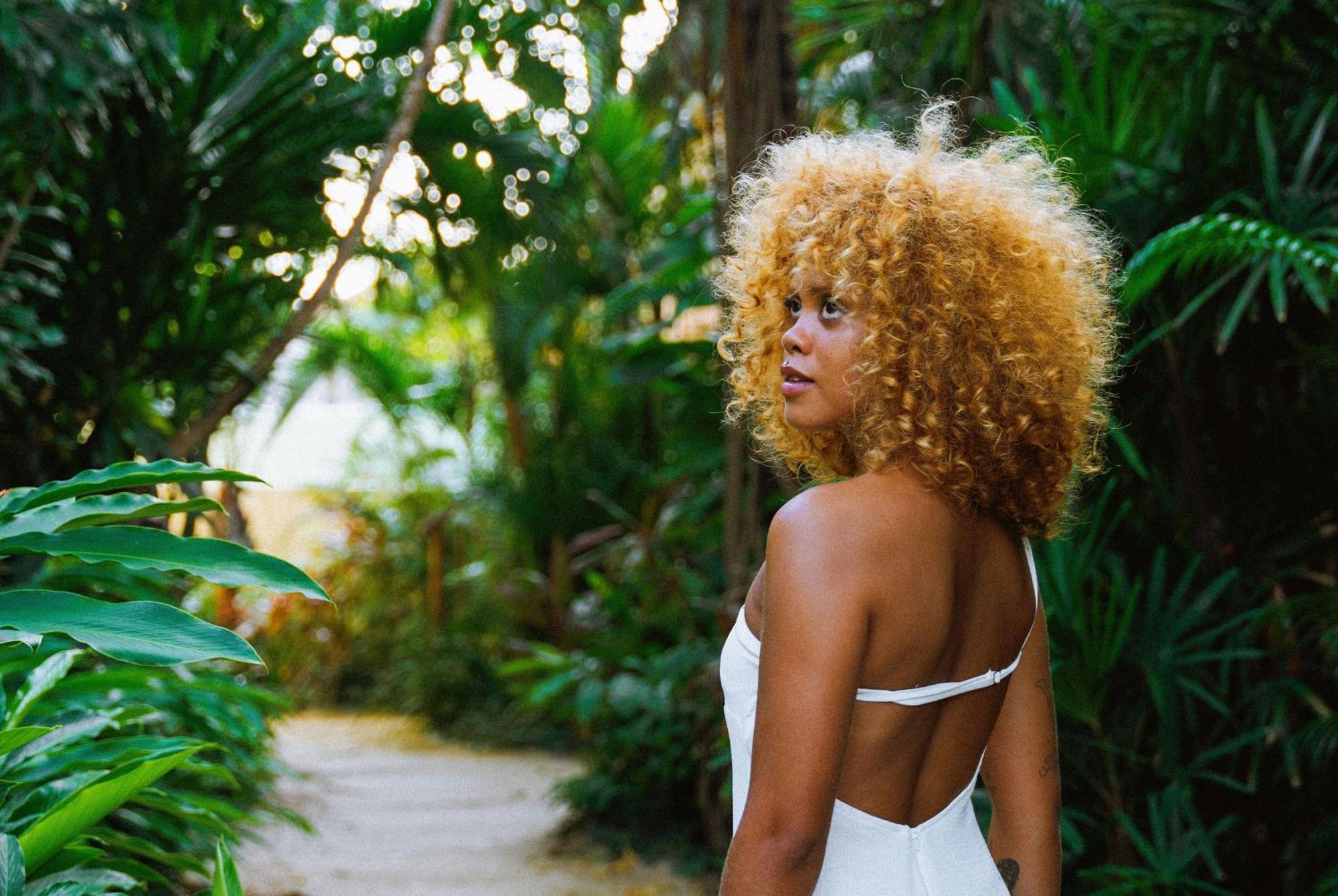 Cafe Jeri Hotel 지조카 데 제리콰콰라 외부 사진 A woman with a blonde afro