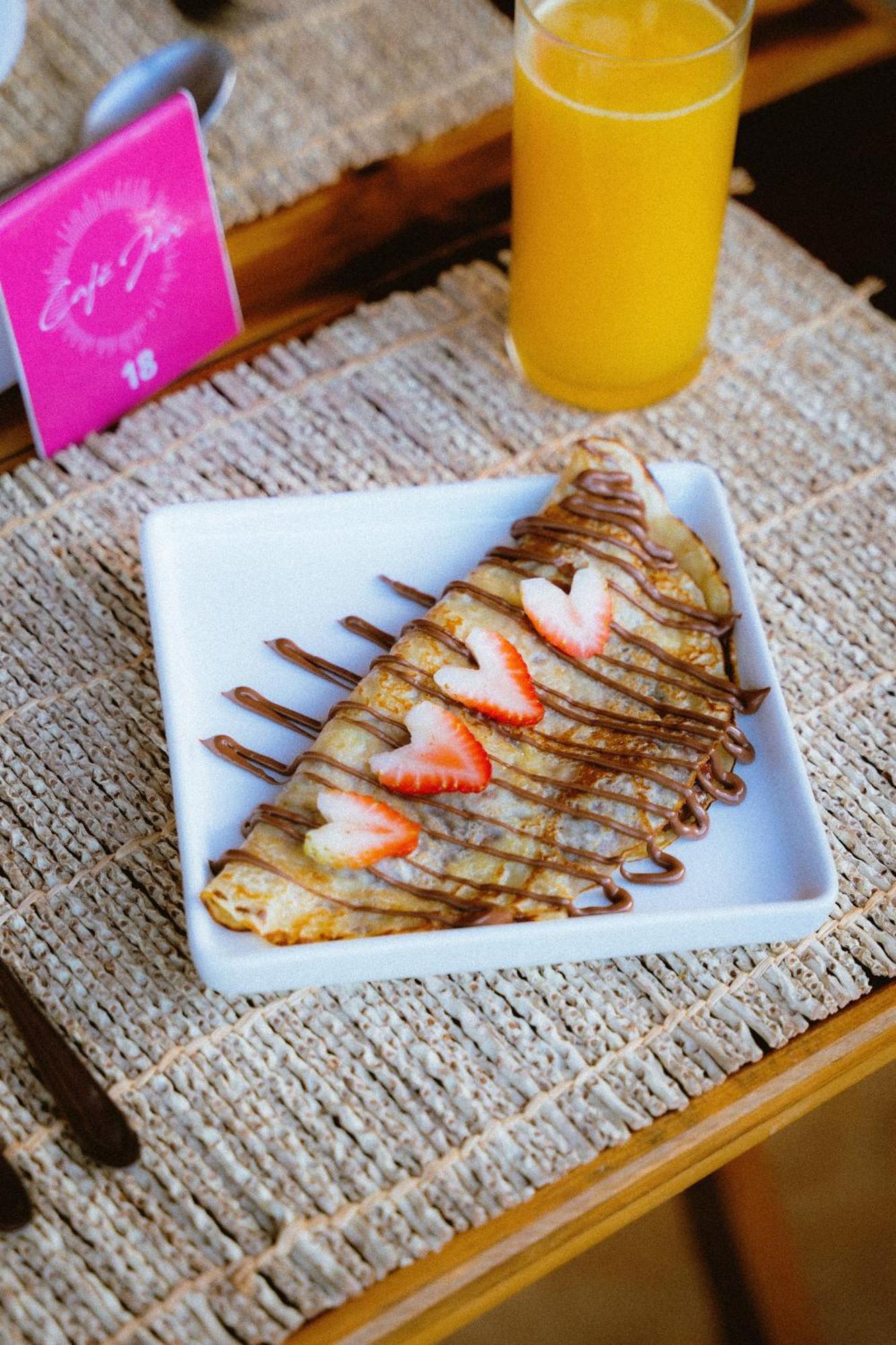 Cafe Jeri Hotel 지조카 데 제리콰콰라 외부 사진 A crêpe filled with chocolate and strawberries