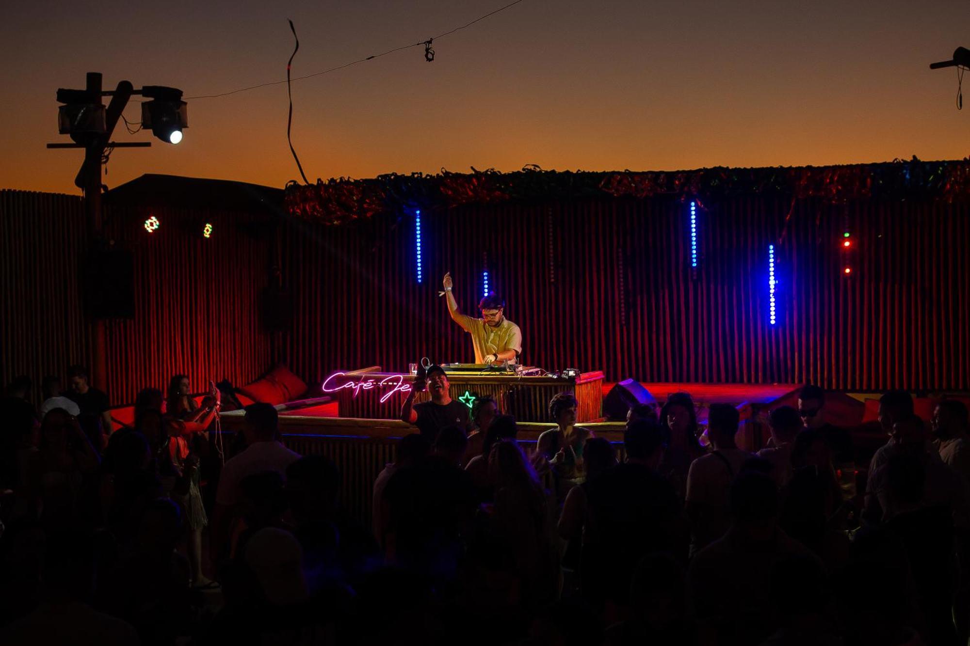 Cafe Jeri Hotel 지조카 데 제리콰콰라 외부 사진 DJ performing at the 2011 festival